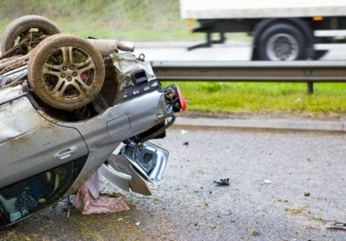 STRAVIČAN SUDAR KOD SURČINA: Automobilom se zabio u kamion, jedna osoba poginula 