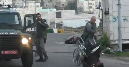 UZNEMIRUJUĆI VIDEO: Izraelski policajac srušio muškarca u invalidskim kolicima