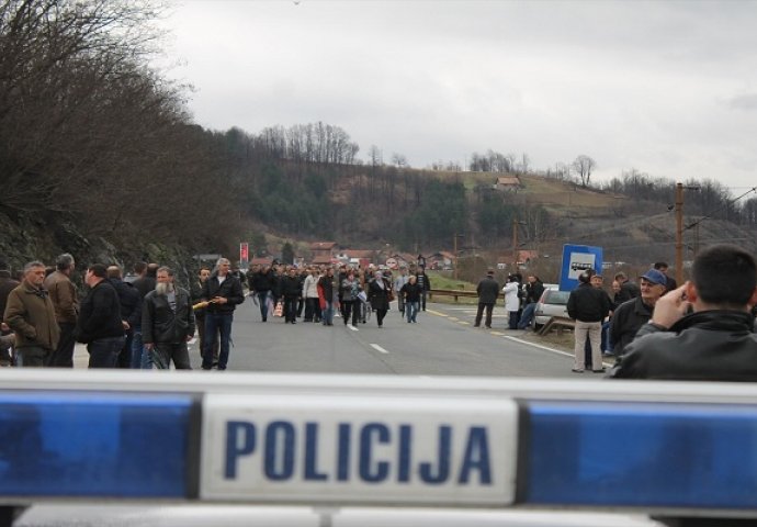 Radnici Krivaje blokirali magistralni put M-17, potpuno obustavljen saobraćaj