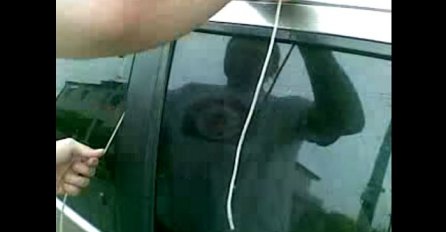 Uzeo je komad špage i otključao automobil za samo 10 sekundi (VIDEO)