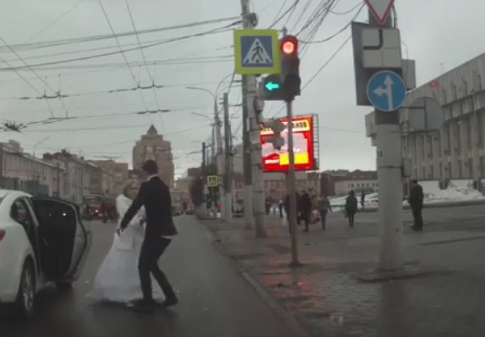 Užasna svađa nakon vjenčanja: Bacila buket i pobjegla, prolaznici su ostali u nevjerici (VIDEO)