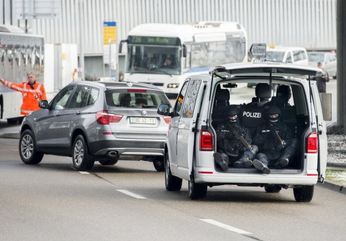 Evakuisano 10.000 ljudi iz tržnih centara nakon niza anonimnih prijetnji