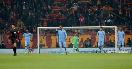 Tokom utakmice Trabzonspor-Galatasaray sudija dobio crveni karton
