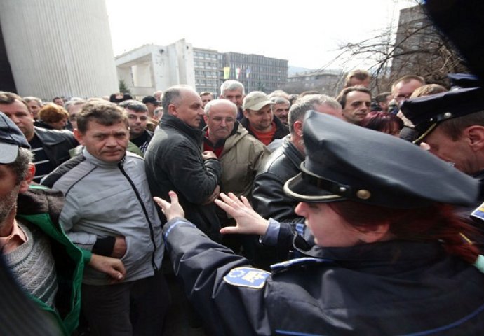 Radnici Krivaje ispred Općinskog suda u Zenici traže prodaju imovine