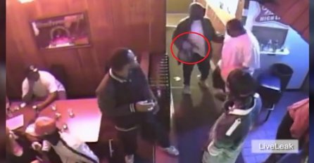 Imao je pištolj u ruci dok je ulazio u klub, pogledajte šta je izbacivač uradio (VIDEO)