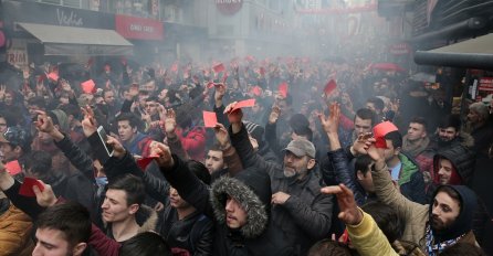 Navijači Trabzonspora crvenim kartonima protestovali odluku sudije koji je pokazao četiri crvena kartona