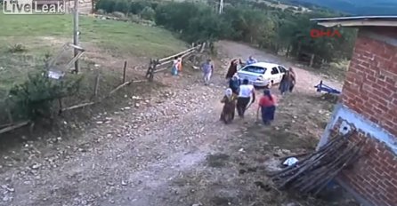 Potukli se zbog puta: Onda se pojavio ovaj čovjek na traktoru i napravio lom (VIDEO)