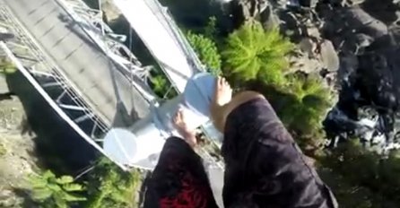 Hrabrost ili ludost: Skočio sa 25 metara visine u malo jezero (VIDEO)