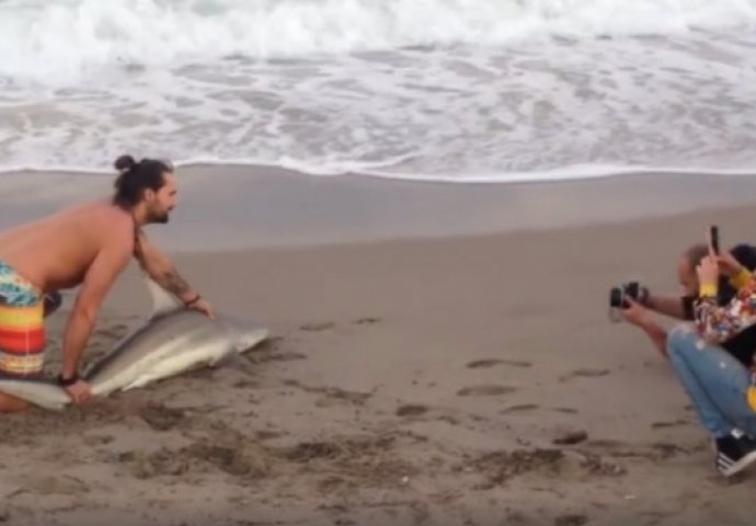 Izvukao morskoga psa iz mora na plažu samo da bi se fotografisao s njim