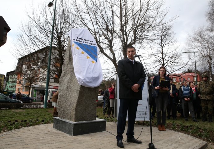 Otkriveno spomen-obilježje mučenim i ubijanim logorašima Vogošće