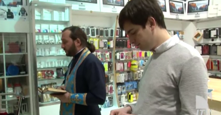 Sada ćete dobro razmisliti prije kupovine: Pogledajte šta sveštenik radi sa Iphone 5s (VIDEO)