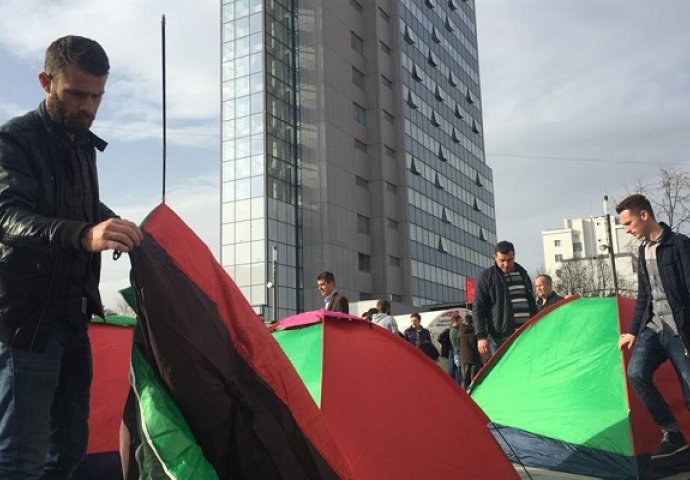 Opozicija počela danonoćni protest, šatori ispred Skupštine