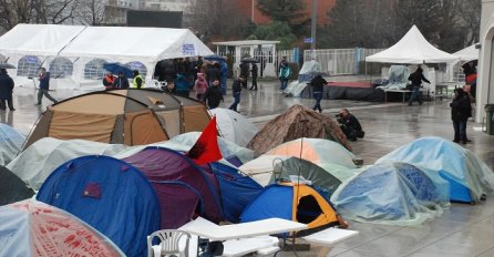 Kiša i hladnoća nisu omeli protest opozicije pod šatorima