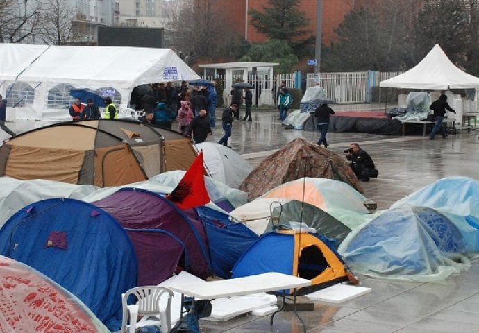 Kiša i hladnoća nisu omeli protest opozicije pod šatorima