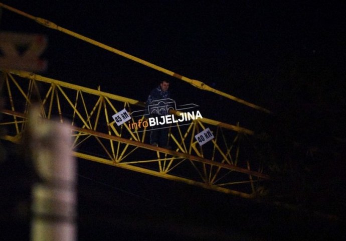 Muškarac koji je prijetio da će skočiti sa krana odustao od samoubistva 