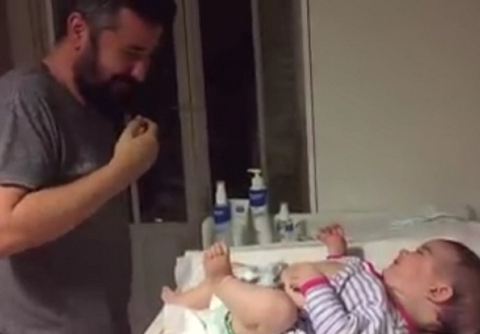 Tata se susreo sa izuzetnim zadatkom: Urnebesna zamjena pelena će vas natjerati na plač (VIDEO)