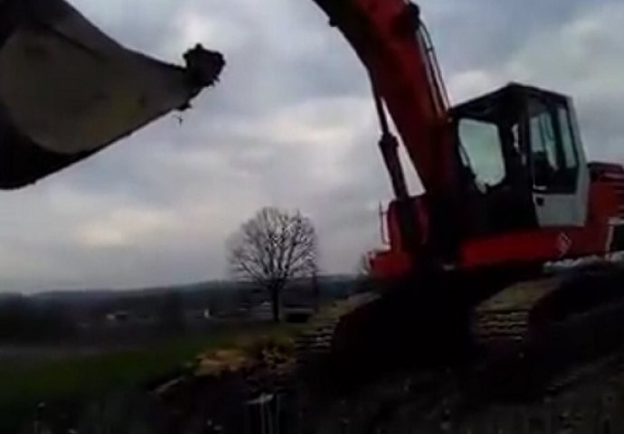  On ima samo 3 godine a najviše voli da se igra u bageru od 40 tona (VIDEO)