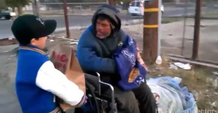 Dječak se odrekao svojih poklona kako bi usrećio beskućnike (VIDEO)