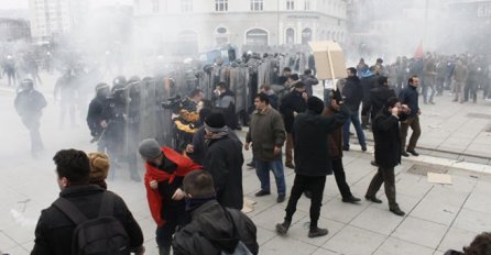 Priština: U sukobima sa demonstrantima povrijeđen 21 policajac 