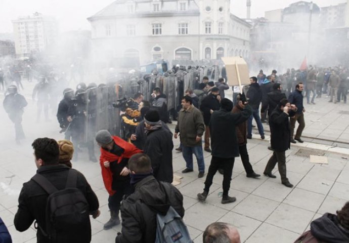 Priština: U sukobima sa demonstrantima povrijeđen 21 policajac 