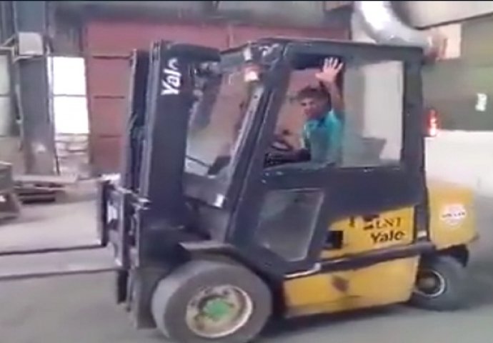 Uz pomoć viljuškara podigao novčić sa poda, ali kada vidite šta je potom uradio oduševit ćete se 