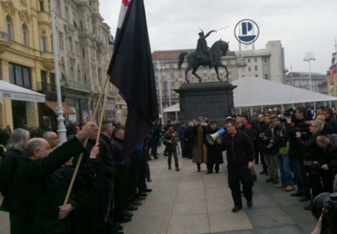 Crnokošuljaši se postrojili na Trgu bana Jelačića