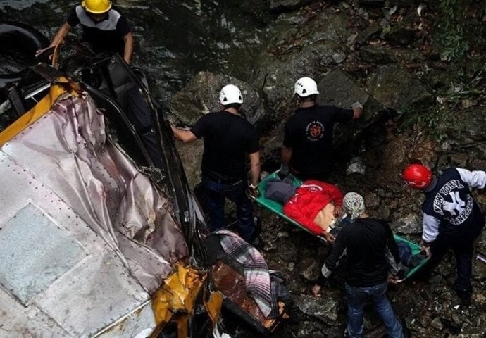 Autobus s turistima sletio u provaliju, stradalo najmanje 12 ljudi