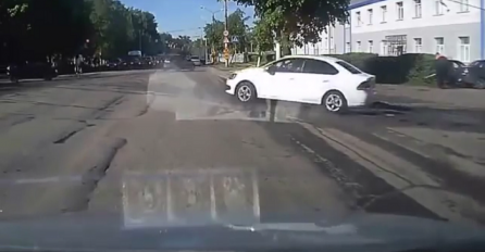 Stajao je na raskrsnici čekajući da prođe drugo auto, nastavak nije mogao ni zamisliti (VIDEO)