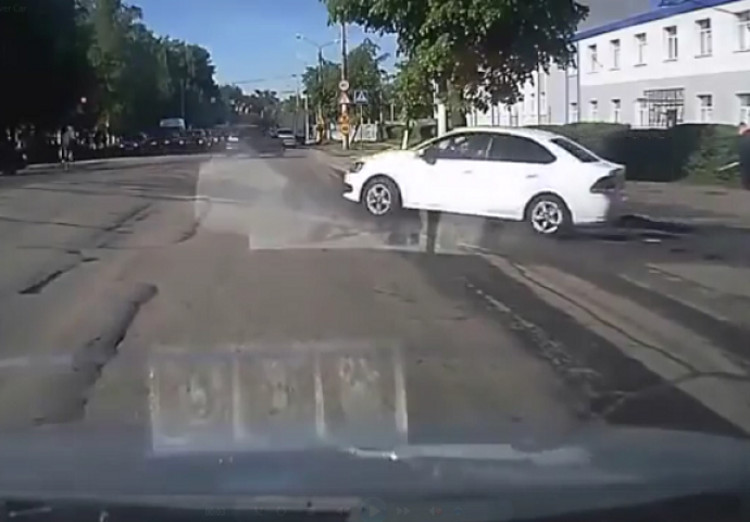 Stajao je na raskrsnici čekajući da prođe drugo auto, nastavak nije mogao ni zamisliti (VIDEO)