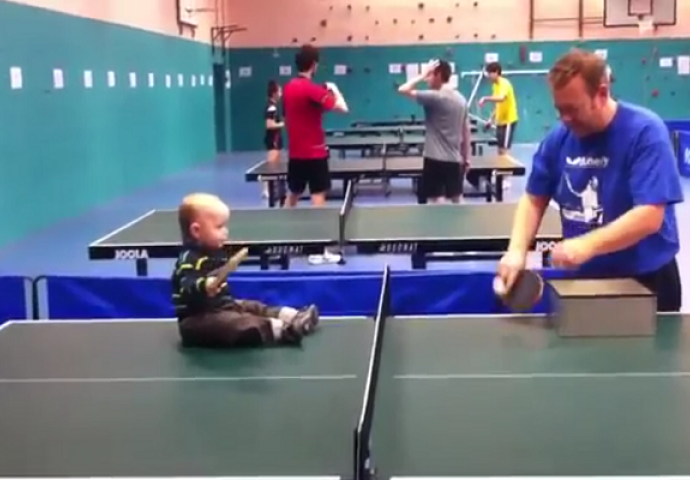 Čudo od djeteta: Da li je ovo budući šampion u stolnom tenisu? (VIDEO)