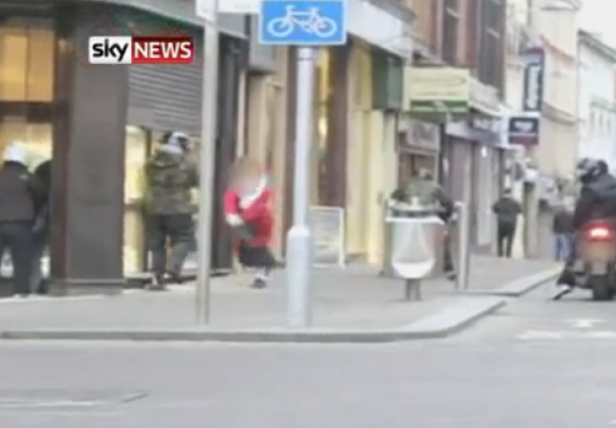 Neustrašiva bakica sa tašnom u ruci otjerala pljačkaše zlatare (VIDEO)