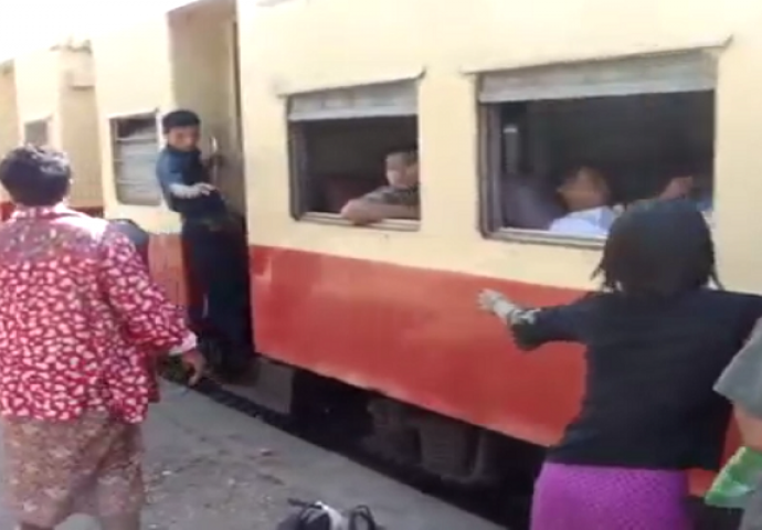 Voz je kasnio dva sata i nije imao vremena da se zaustavi, onda su putnici uzeli stvar u svoje ruke 