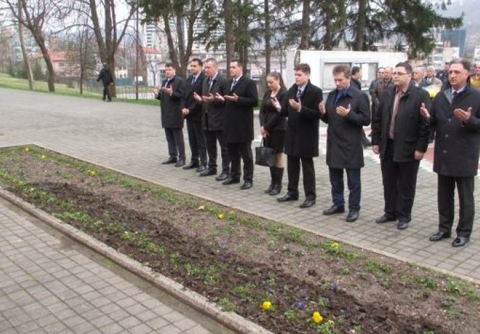 Polaganjem cvijeća na Slanoj Banji u Tuzli obilježen Dan nezavisnosti BiH