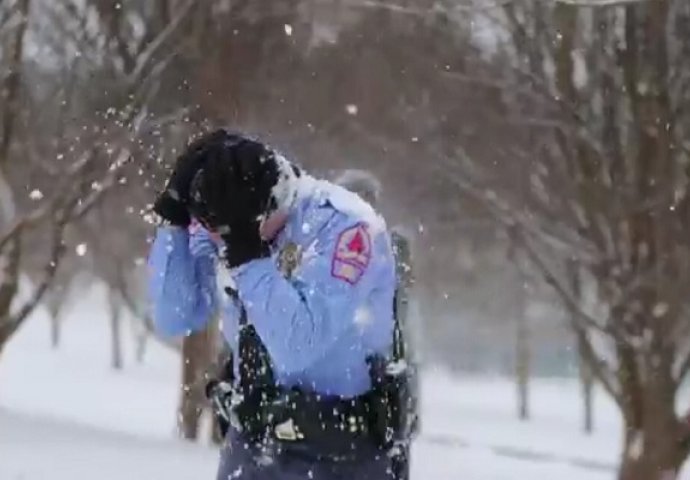 Mala djevojčica pogodila policajca grudvom snijega, a njegova reakcija je nevjerovatna (VIDEO)