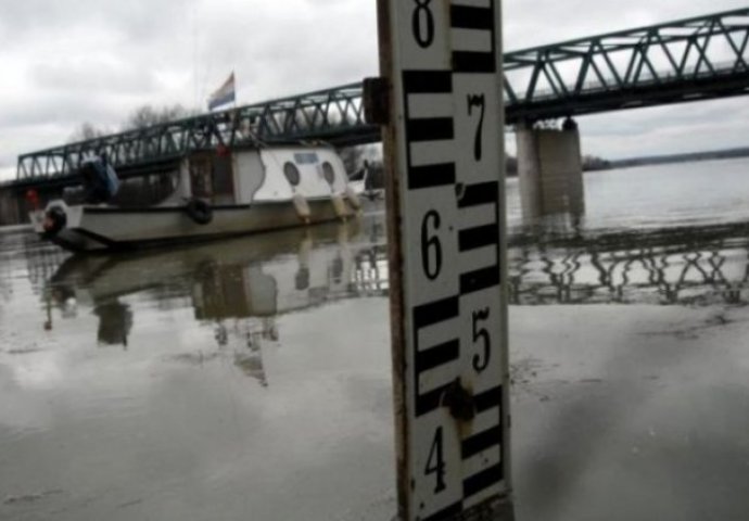 Sava u Gradišci iznad kote vanredne odbrane od poplava, u porastu i u Srpcu