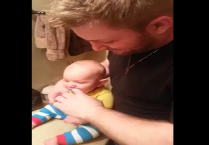 Ovo će vam popraviti dan: Pogledajte kako tata pere zubiće maloj bebi (VIDEO)