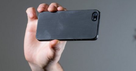 Mislio da je pištolj ispražnjen pa je pozirao za fotografiju sa svojom djevojkom  