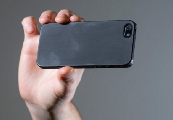 Mislio da je pištolj ispražnjen pa je pozirao za fotografiju sa svojom djevojkom  