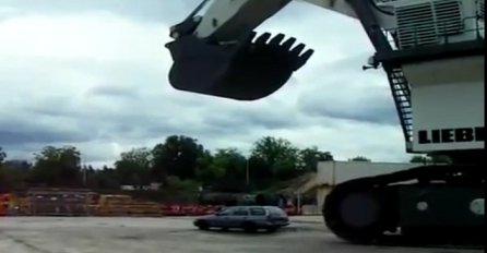 Vjerovali ili ne: Ovaj čovjek bagerom pere automobil, pogledajte kako to izgleda (VIDEO)