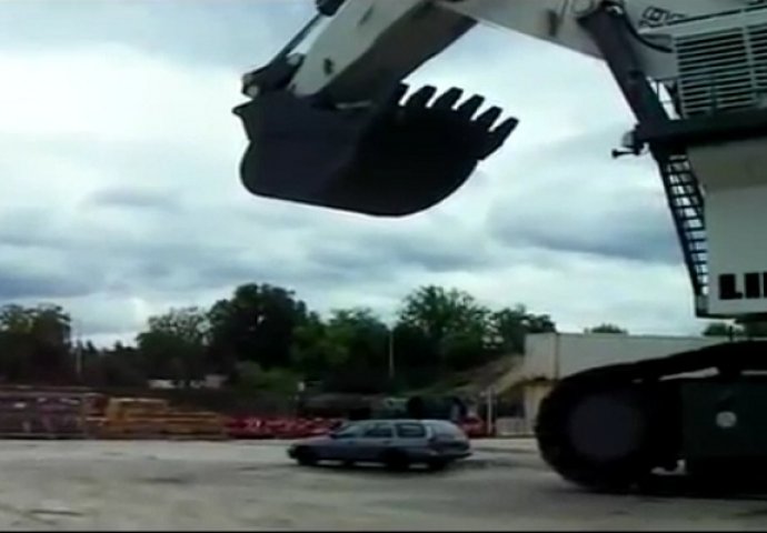 Vjerovali ili ne: Ovaj čovjek bagerom pere automobil, pogledajte kako to izgleda (VIDEO)