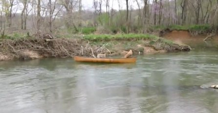 Dva psa su ostala zarobljena u čamcu: Kada vidite ko im je pomogao ostat ćete bez riječi (VIDEO)