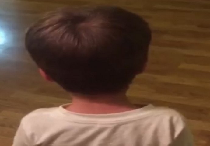 Mališan je pronašao tatin žilet: Kada vidite šta je uradio nećete vjerovati svojim očima (VIDEO)