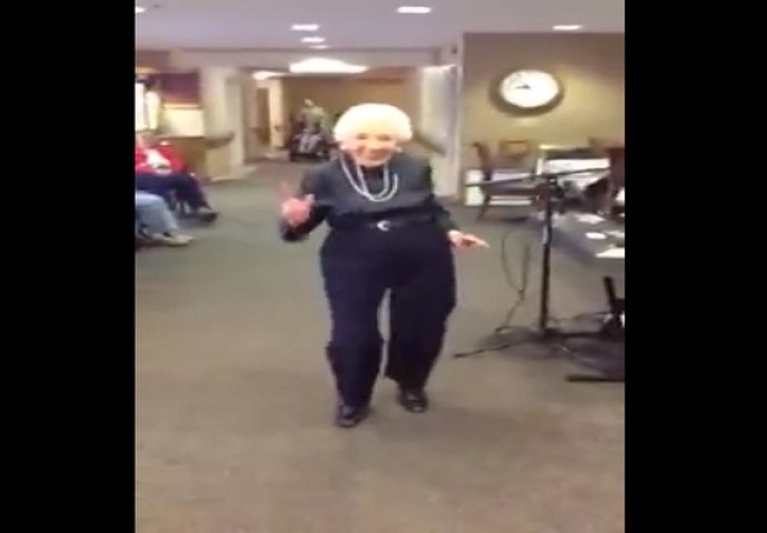 Ova bakica ima 100 godina i odlučila je malo zaplesati: Dobro obratite pažnju na te pokrete (VIDEO)