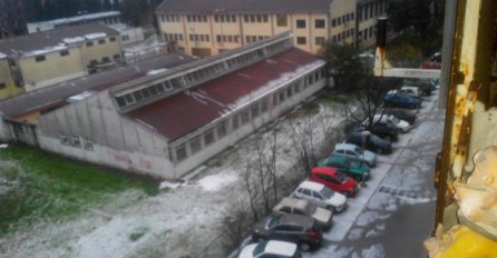 Upaljen crveni meteoalarm: Jako nevrijeme praćeno gradom pogodilo Podgoricu