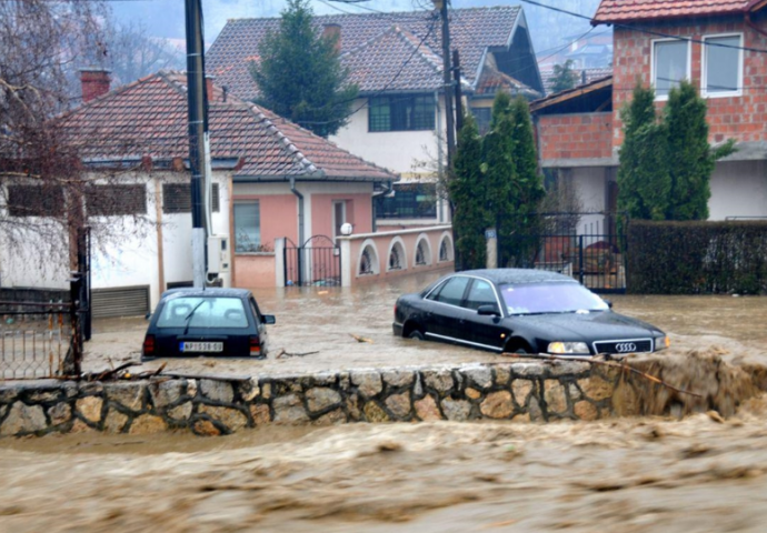 Zbog poplava u Novom Pazaru vanredna situacija, više od sto objekata pod vodom