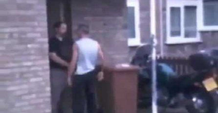Ušao je u komšijino dvorište i počeo ga maltretirati , bolje da nije (VIDEO)