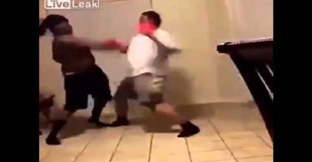 Brutalna tuča: Od silovitog udarca iskrivio mu kičmu i zakucao ga za pod (VIDEO)