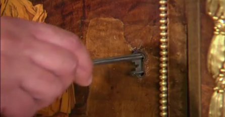 Stavio je ključ u 200 godina star kredenac, ovo će vas ostaviti bez daha (VIDEO)