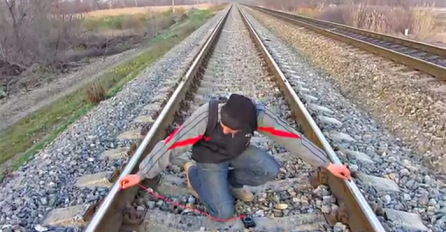 Spojio je žicu na željezničke šine, kada vidite razlog ostat ćete bez daha (VIDEO)