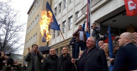 Šešelj iz protesta zapalio zastave Evropske unije i NATO-a 